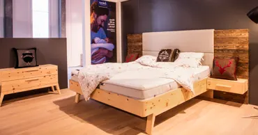 Design-Bett Allegra mit Altholz-Kopfteil (180 x 200 cm, Arve)