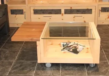 Stilvoller Salontisch aus Nussbaum und Arvenholz – Eleganz trifft Funktion!